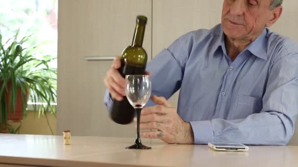 Adam şarap içiyor ve akıllı telefon kullanır  - Video, Çekim