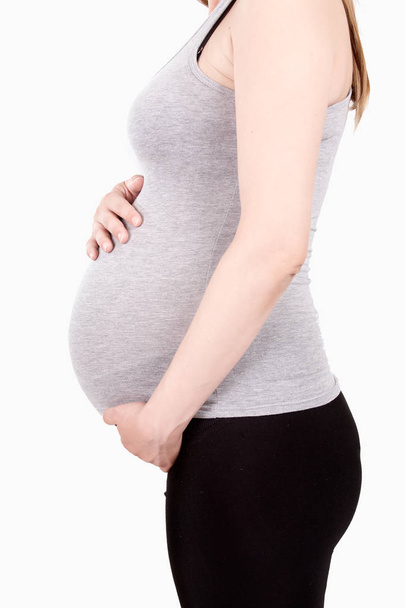 妊娠中の女性が立っています。 - 写真・画像
