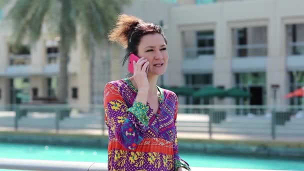 Frau spricht mit Handy - Filmmaterial, Video