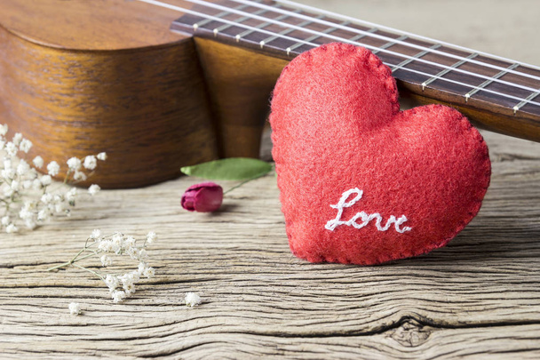 Müzik aşığı eski ahşap ukulele ve kırmızı kalp kavramı - Fotoğraf, Görsel
