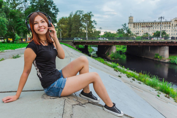 Asian girl listening to music with headphones - Fotografie, Obrázek