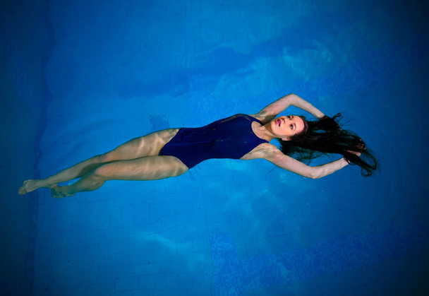 Young woman swimmer - Фото, зображення
