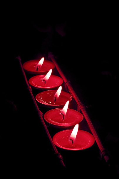 Muchas velas sobre fondo oscuro
 - Foto, Imagen