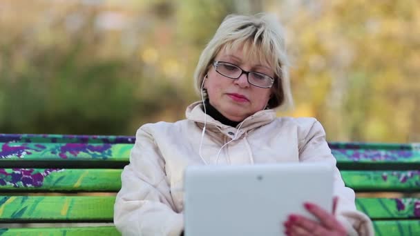 Blonde vrouw maakt gebruik van witte tablet   - Video