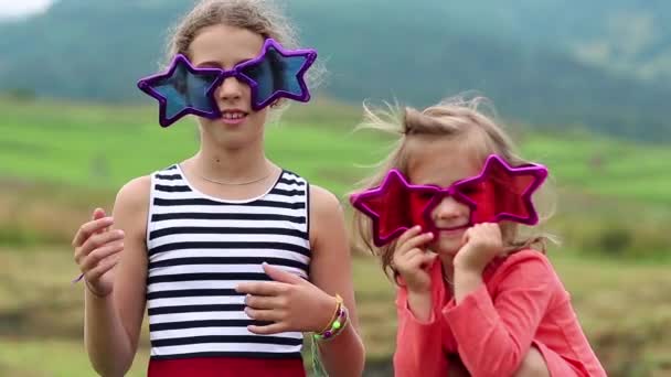 Veselé dívky ve velké brýle   - Záběry, video