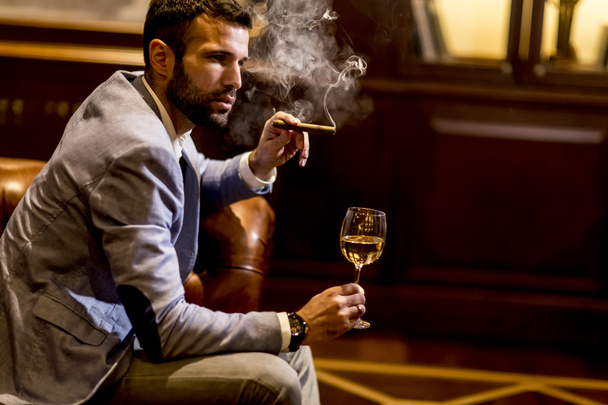 Homme dégustation de vin et cigare fumant
 - Photo, image