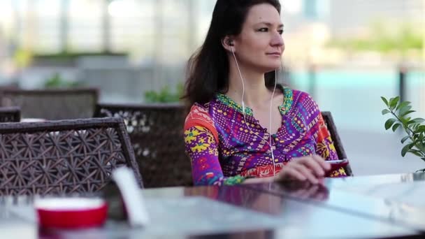 Όμορφη γυναίκα που κάθεται στο τραπέζι  - Πλάνα, βίντεο