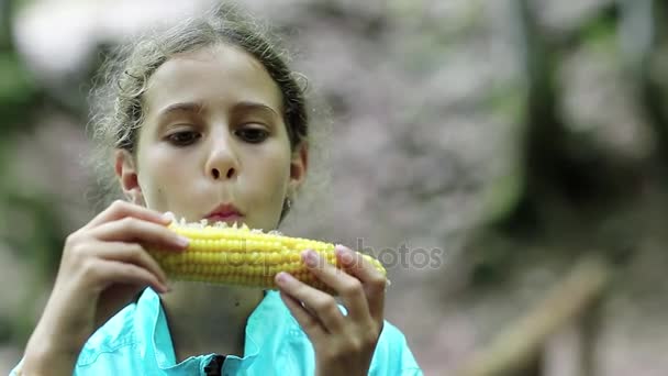 Meisje eet maïs - Video