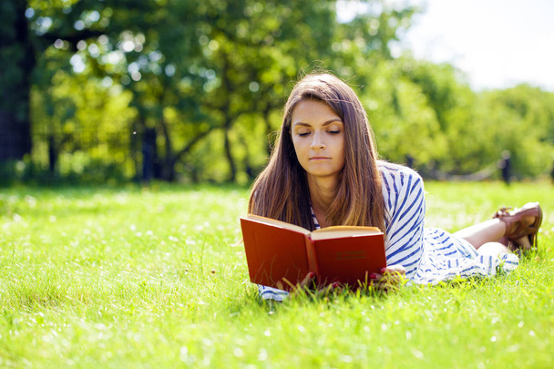 Portrait fo a gorgeous young brunette reading book - Photo, Image
