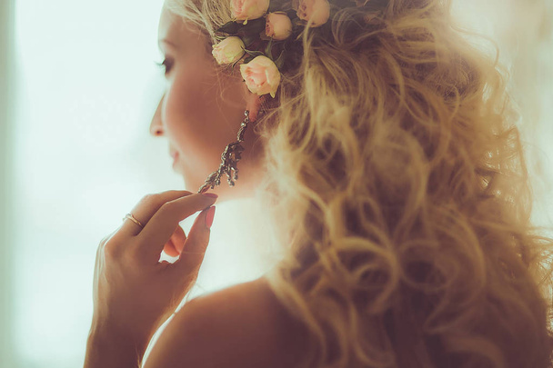 Young beautiful bride in wedding dress - Foto, Bild