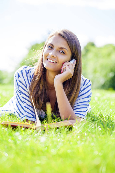 Young woman talking on a cell phone - Photo, Image