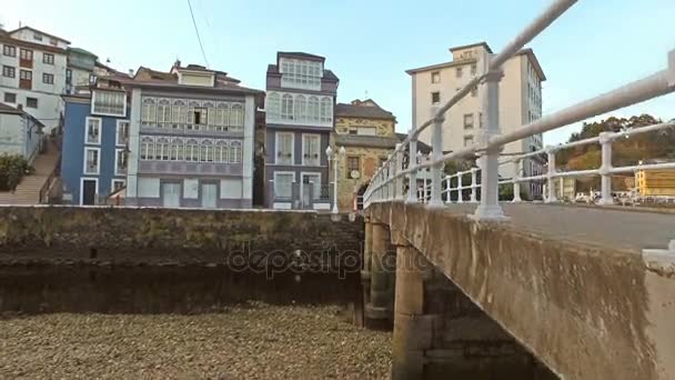 Ανάβαση δίπλα στην γέφυρα του το φιλί Luarca 01 - Πλάνα, βίντεο