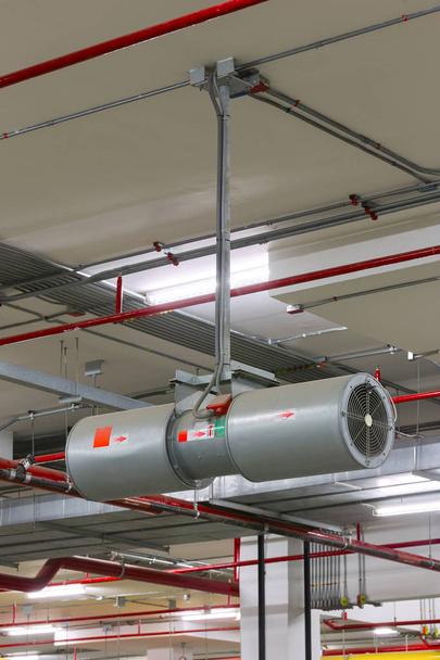 Ventilación de aparcamiento, Ventilador de túnel Jet instalado en el techo fo
 - Foto, imagen