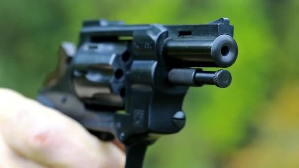 El hombre dispara un revólver
 - Metraje, vídeo