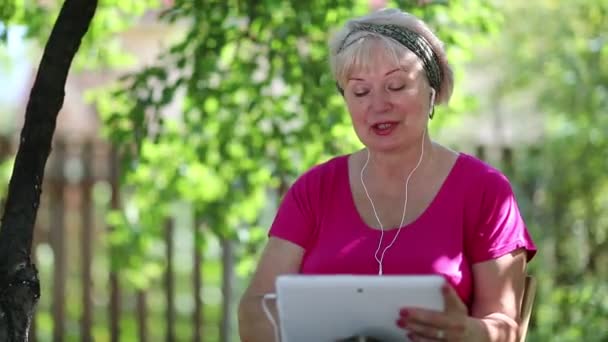Blondi nainen kommunikoi tabletin kautta
  - Materiaali, video