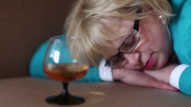 Mujer dormida con vaso de coñac
 - Imágenes, Vídeo