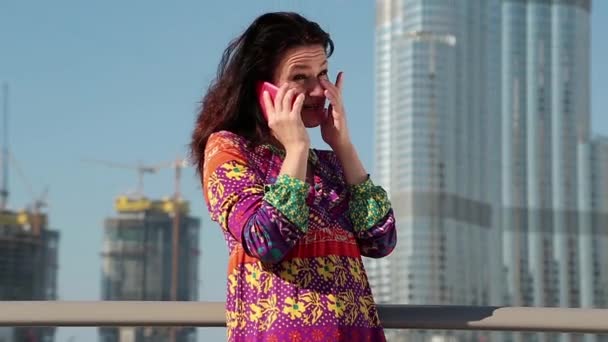 Γυναίκα μιλάει για το smartphone - Πλάνα, βίντεο