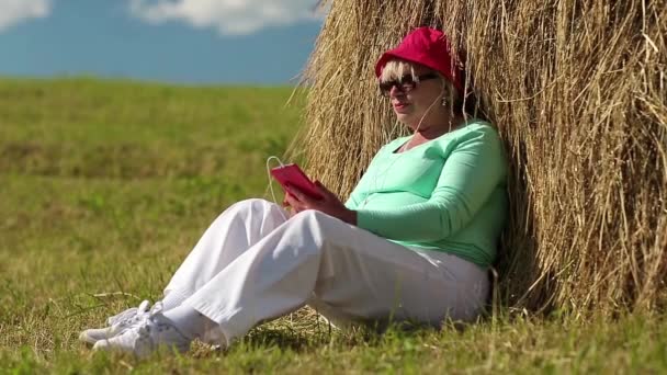 Žena červená smartphone poblíž farmářem  - Záběry, video