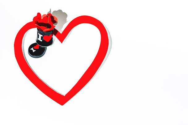 corazón rojo sobre un fondo blanco - Foto, imagen
