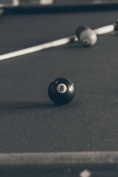 Snooker ball and stick on billiard table - Фото, зображення