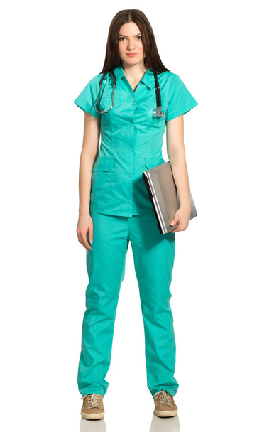 Fiatal nő orvos vagy nővér laptoppal - Fotó, kép