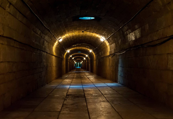 Donkere spookachtige corridor - Foto, afbeelding