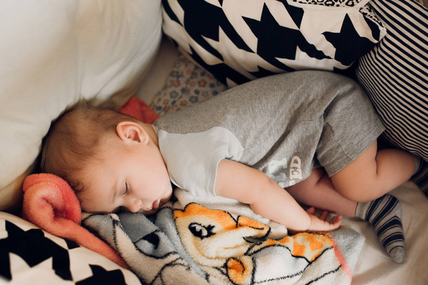 Закрыть спящего младенца
 - Фото, изображение