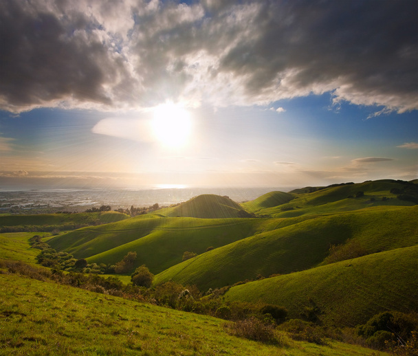 jarní slunce nad zelenými kopci - Fotografie, Obrázek