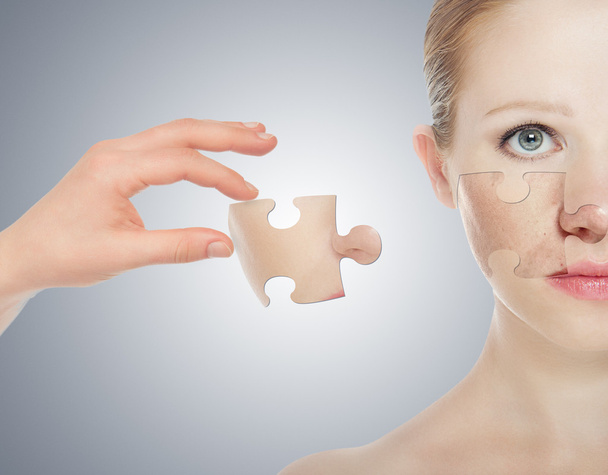 koncepcja pielęgnacji skóry z zagadkami. skóra piękna młoda kobieta przed - Zdjęcie, obraz