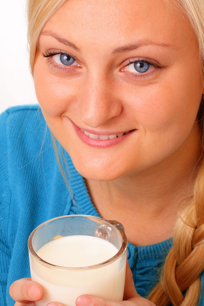 Beautiful blonde woman drinking milk - Foto, afbeelding