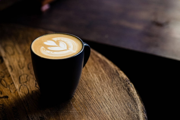 Φλιτζάνι καφέ με μοτίβο τέχνη αφρός cuppuccino - Φωτογραφία, εικόνα