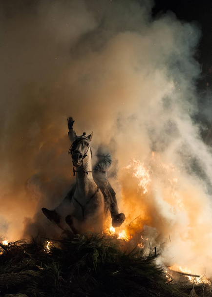 Кінь з вершником швидко пробивається крізь вогонь
 - Фото, зображення