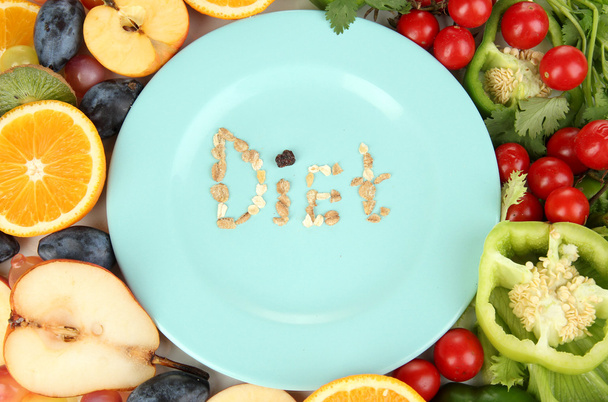 Синяя тарелка в окружении здорового питания диеты крупным планом
 - Фото, изображение