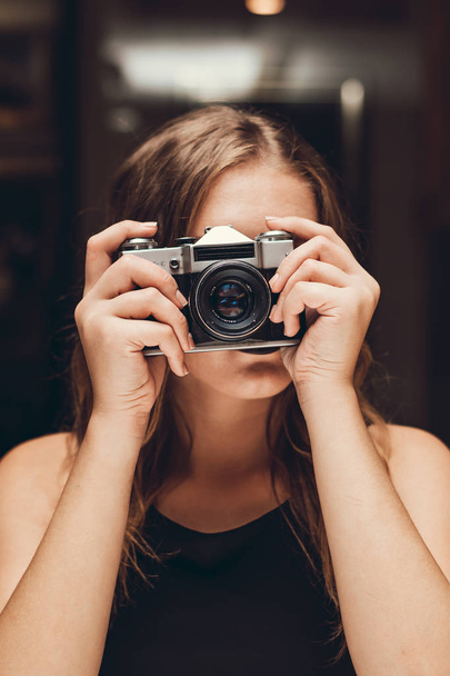 Dívka se střílí na její fotoaparát - Fotografie, Obrázek