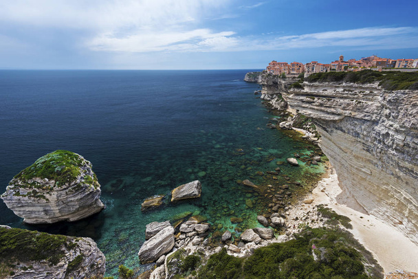 Bonifacio Cidade Velha acima do Mar Mediterrâneo
 - Foto, Imagem