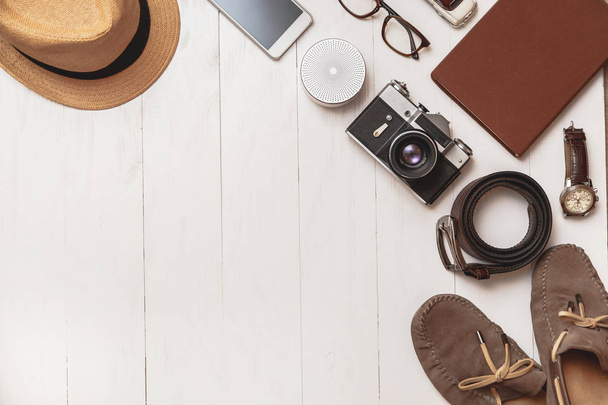 Set di accessori estivi da uomo per il viaggiatore su uno sfondo di legno bianco
 - Foto, immagini