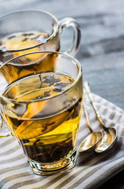 Glas Tee mit Zitrone - Foto, Bild