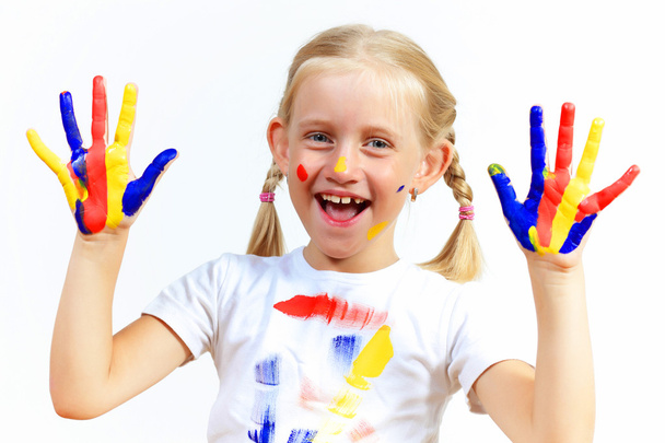 Enfant heureux avec de la peinture sur les mains
 - Photo, image