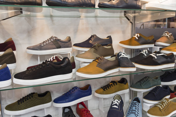 Různé pánské boty v okně obchodu. Prodej - Fotografie, Obrázek