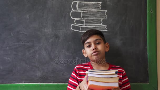 Aburrido y deprimido joven estudiante con libros en la escuela
 - Metraje, vídeo