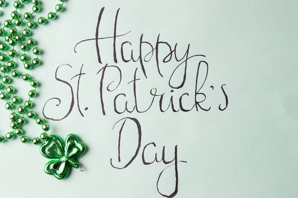 Gelukkige St Patrick dag card en groene accessoires - Foto, afbeelding