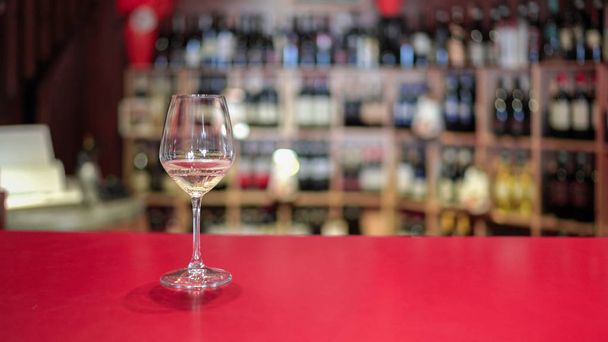 White wine glass in an Italian wine bar. - Foto, imagen
