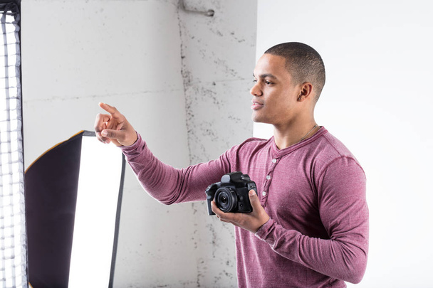 fotograaf in een studio onderwijzen van een les - Foto, afbeelding