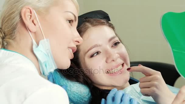 Τα δόντια υγιή λευκή γυναίκα και οδοντίατρος στόμα καθρέφτη κινηματογράφηση σε πρώτο πλάνο - Πλάνα, βίντεο
