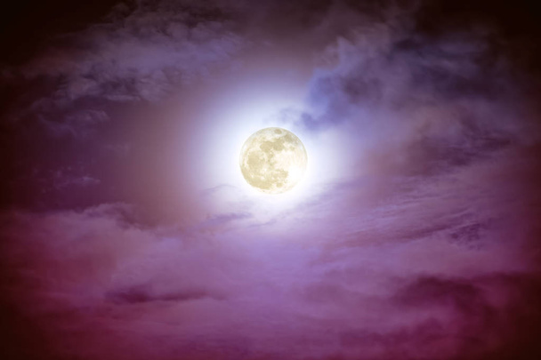 Céu noturno com nuvens e lua cheia brilhante com brilhante
.   - Foto, Imagem