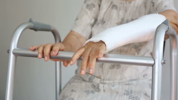 Starší žena zlomené zápěstí pomocí walker - Záběry, video