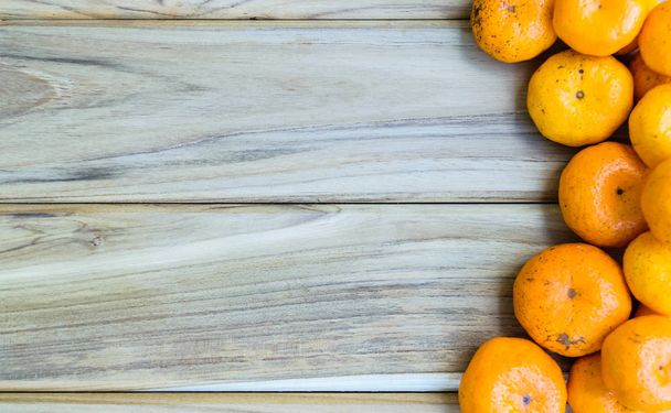 Ahşap üzerinde taze portakal - Fotoğraf, Görsel