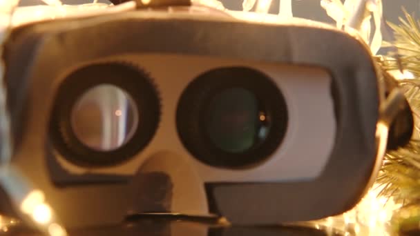 Primer plano de gafas VR con decoración de año nuevo
 - Metraje, vídeo