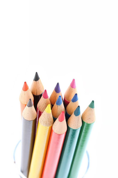 цветные карандаши на белом фоне - Фото, изображение