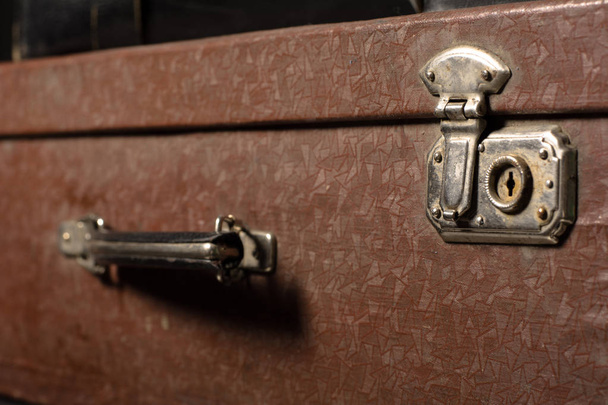 Close-up van een koffer. IJzeren kasteel vintage tas - Foto, afbeelding